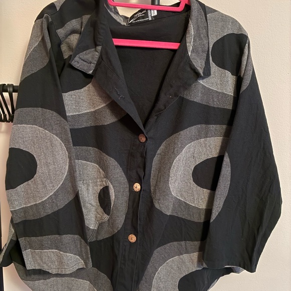 Umi Black and Gray Shirt - Picture 1 of 4